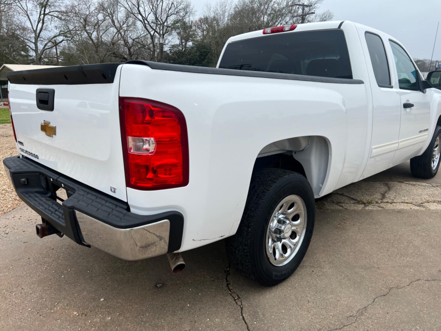 2012 White /Black Chevrolet Silverado 1500 LT (1GCRCSEAXCZ) with an 4.8 V8 engine, Automatic transmission, located at 4520 Airline Hwy, Baton Rouge, LA, 70805, (225) 357-1497, 30.509325, -91.145432 - 2012 Chevy Silverado Ext Cab LT 4.8 V8 Gas, 166K Miles, Power Windows, Locks & Mirrors, Spray In Bedliner, Tow Pkg. NO IN HOUSE FINANCING. FOR INFO PLEASE CONTACT JEFF AT 225 357-1497 CHECK OUT OUR A+ RATING WITH THE BETTER BUSINESS BUREAU WE HAVE BEEN A FAMILY OWNED AND OPERATED BUSINESS AT THE SAM - Photo#5